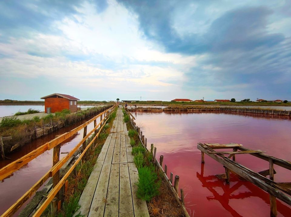 Бургаските солници с червен цвят на водата