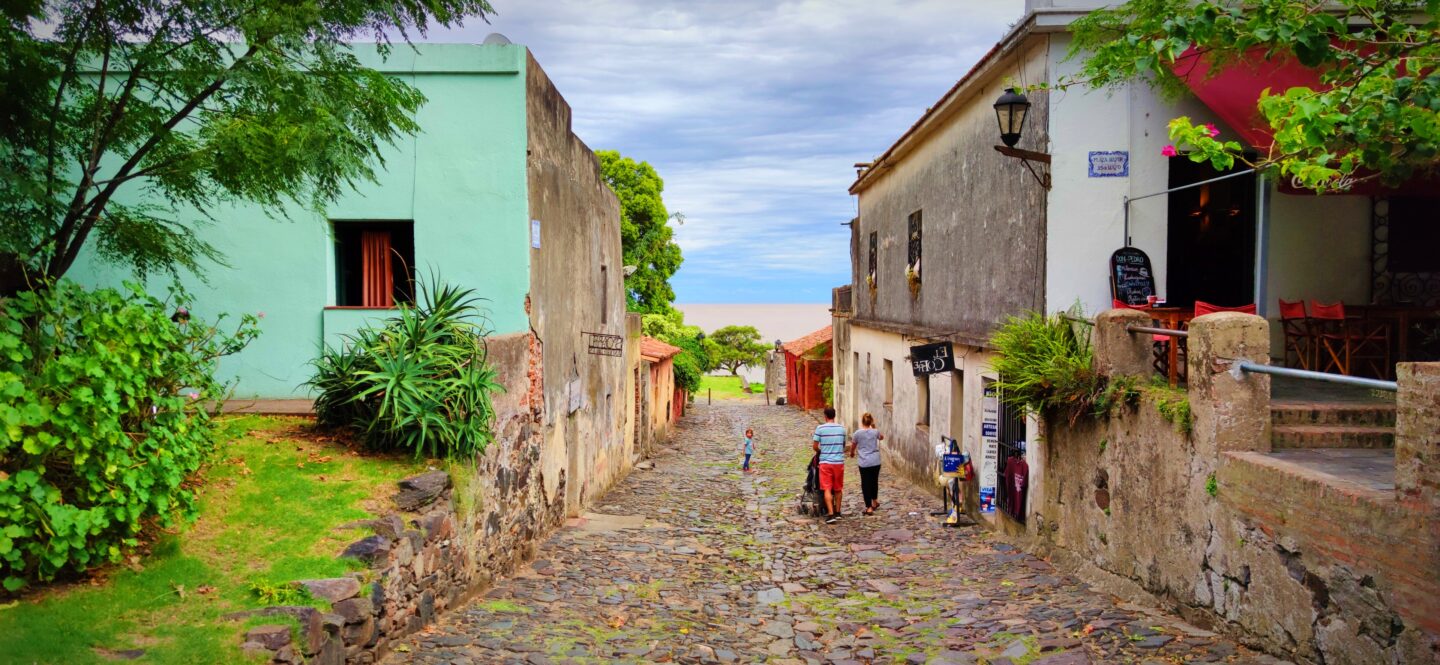 Стара калдъръмена уличка в Колония дел Сакраменто, Уругвай